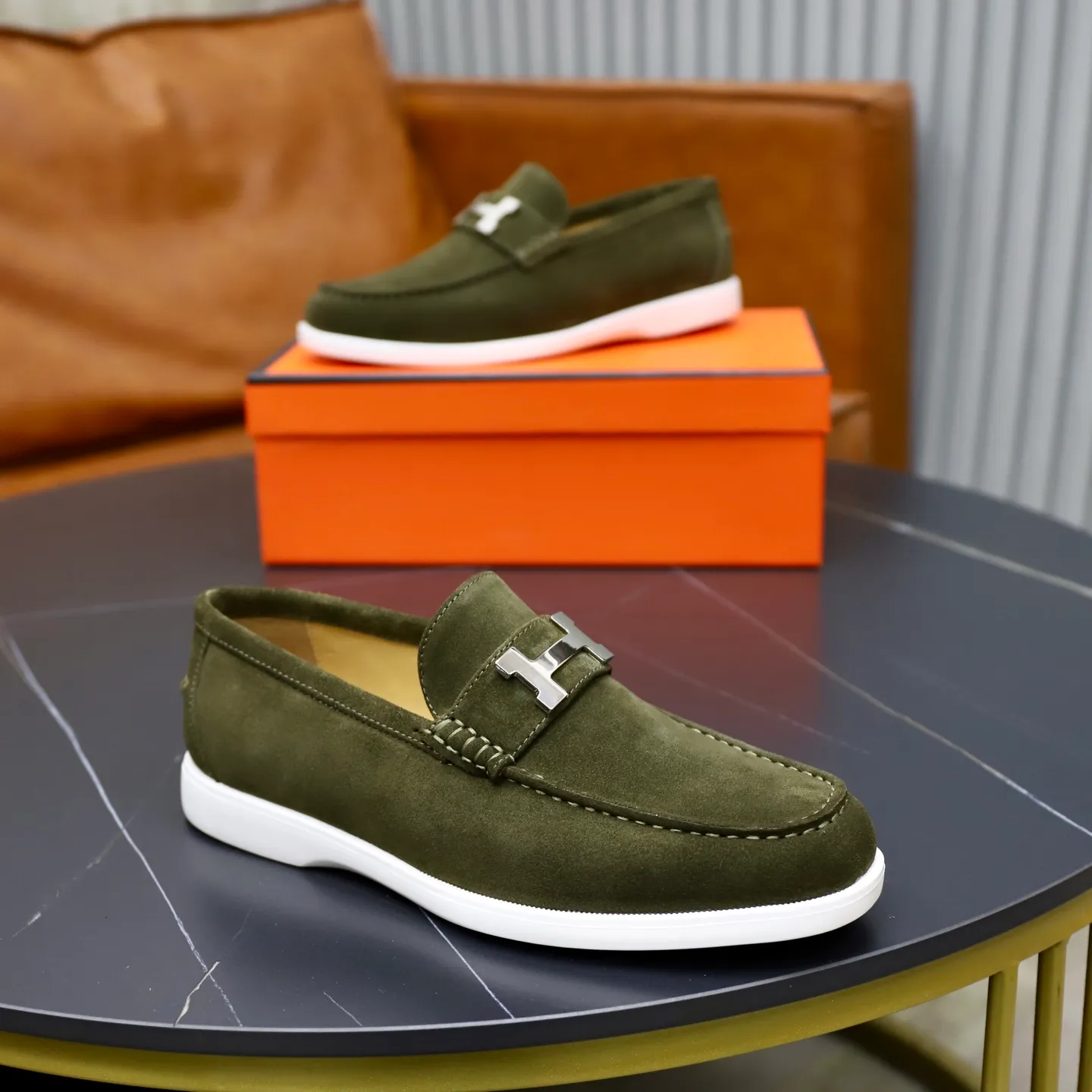 Ex-factory price: 540💰Hermès/Hermès slip-on men's shoes. This shoe is made of imported cow suede leather, with simple and smooth lines, and a 3CM rubber foam ultra-light sole combined with aerodynamic design! Youthful and fashionable, H button decoration, contrasting leather embellishment on the heel, calf lining to gently wrap your feet, with embossed logo cowhide feet, leather rock strips, casual and urban style, highlighting youthful vitality, sports and leisure version, super versatile Size number: 38-39-40-41-42-43-44 Standard leather shoe size (45 can be customized but does not support returns)